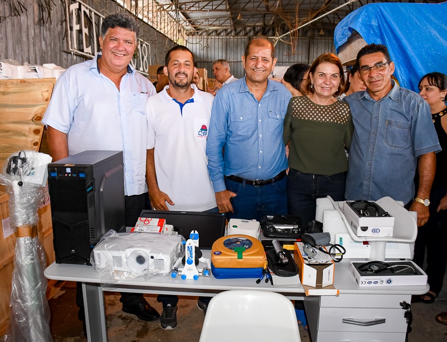 Vereadores participam de entrega de equipamentos à Secretária de Saúde