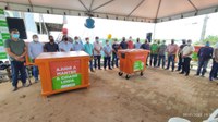 Vereadores participam de solenidade da entrega de container de lixo feitos pela prefeitura de Cruzeiro do Sul